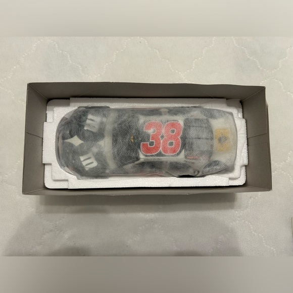 💰FINAL PRICE DROP💰NWT Vintage 2004 Elliott Sadler NASCAR raced version car - Picture 4 of 4